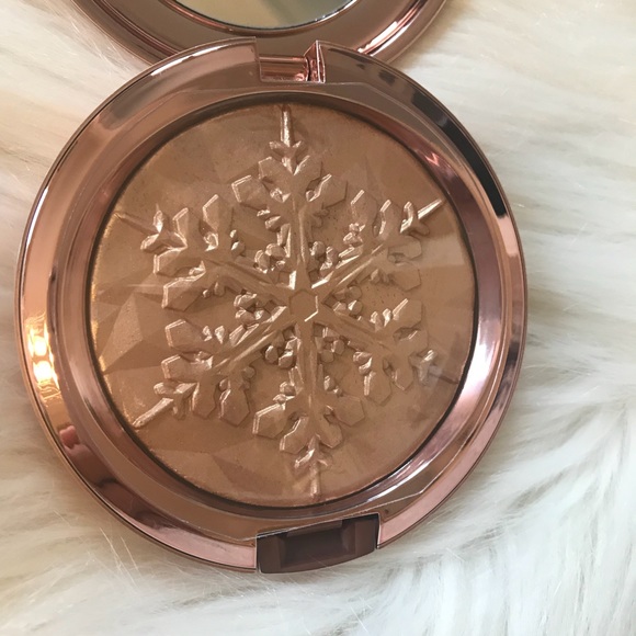 ✨HOST PICK✨ Mac Snow Ball GOLD Face Bag - Picture 2 of 5
